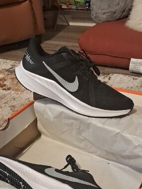 Nike Black and White Running Sneaker with Swoosh/Nike QUEST 4